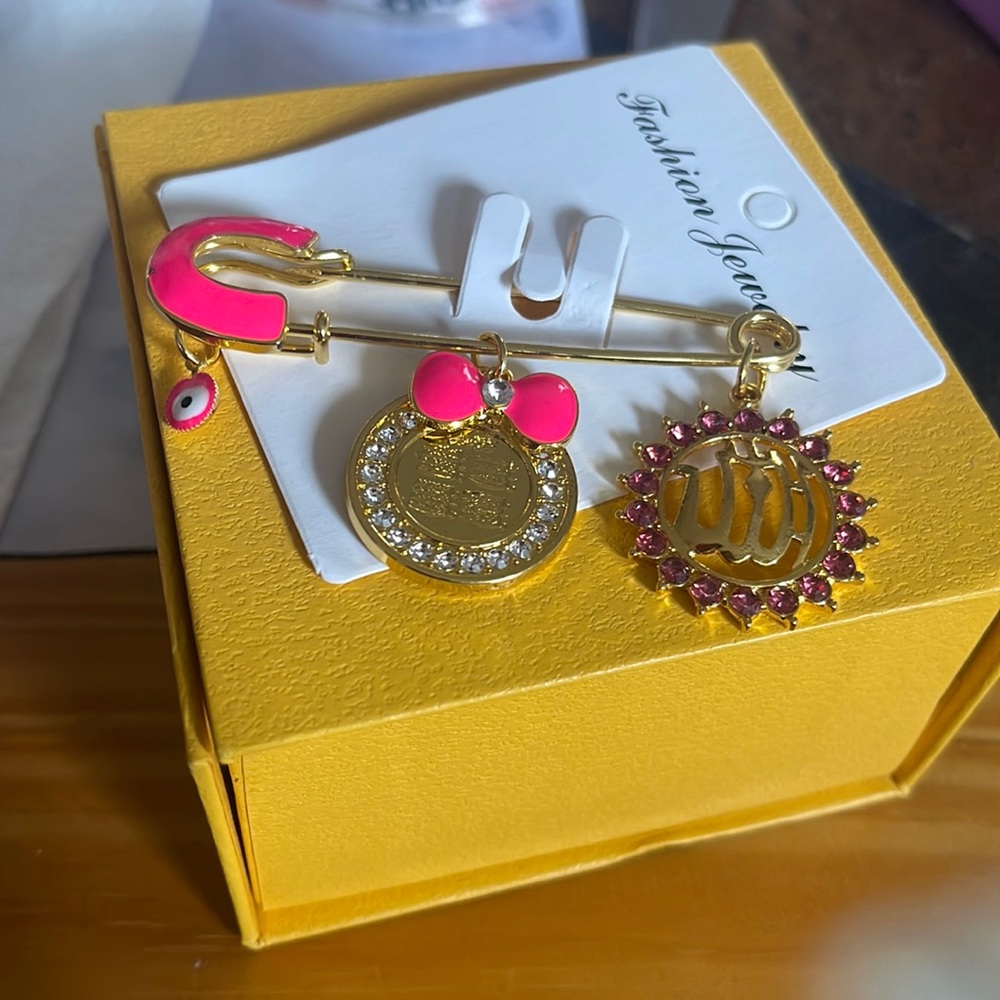 Pick and gold broch
